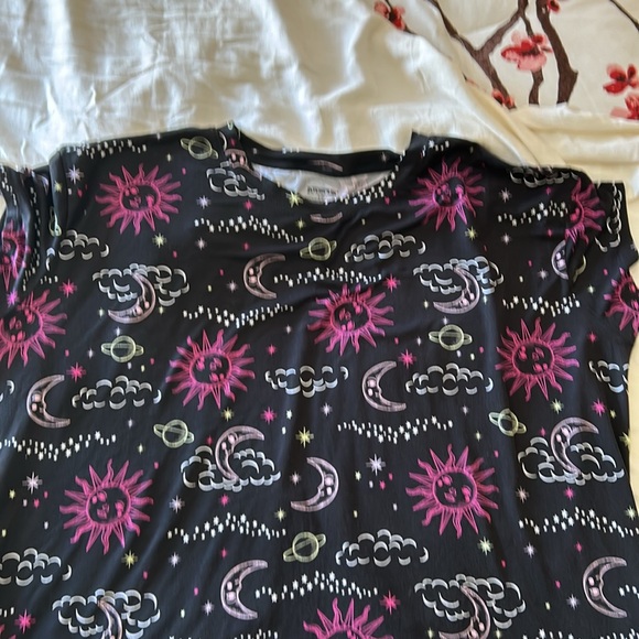 Night shirts 4 pack, size XL. Pink, mauve, animal print, navy blue, black moon. - Picture 8 of 9